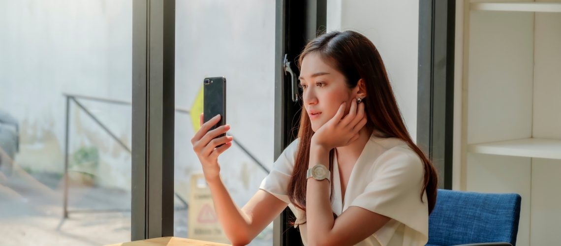 cheerful-lifestyle-alone-asian-boss-break-break-time-business-business-person-businessperson_t20_mLw2Zr