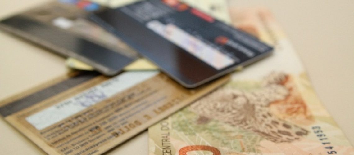 Cartões, dinheiro e cheques. Foto: Marcos Santos/USP Imagens