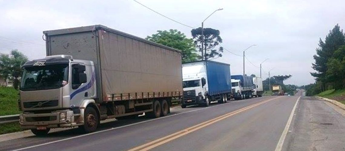 Manifestação dos caminhoneiros continua em Papanduva e São Bento do Sul, no Planalto Norte de SC
Grevistas estão liberando a passagem de veículos de passeio, emergência e transporte de cargas perecíveis e vivas